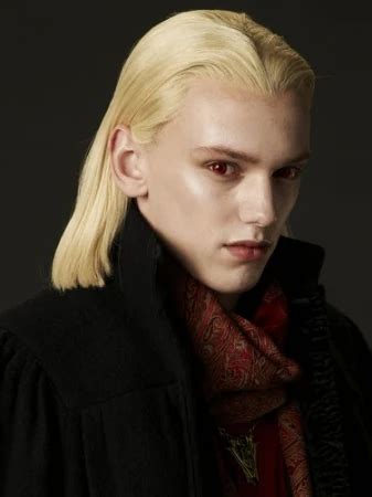 Jamie Campbell Bower en tant que Caïus dans Twilight chapitre II, IV, V (2009-2012)