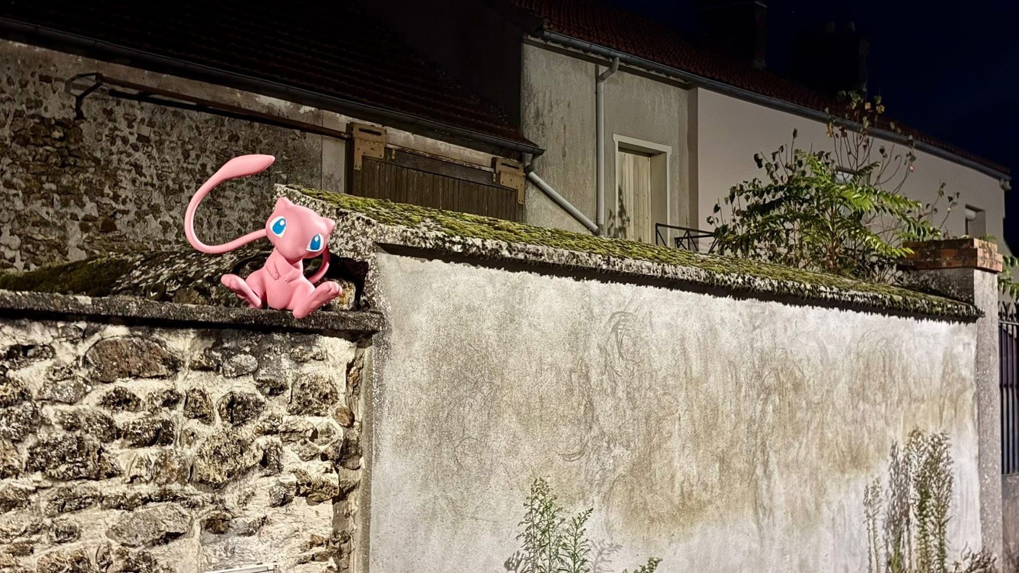 Mew sur un mur